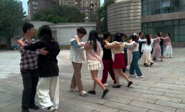 星期天青年交谊舞公益培训