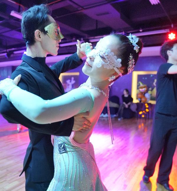 成都青年专属—慢四布鲁斯交谊舞公益培训